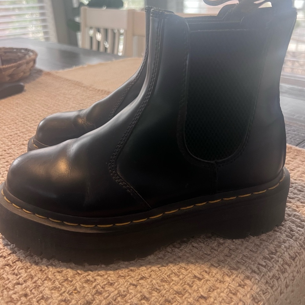 SMOOTH LEATHER PLATFORM CHELSEA BOOTS - Dr Martens